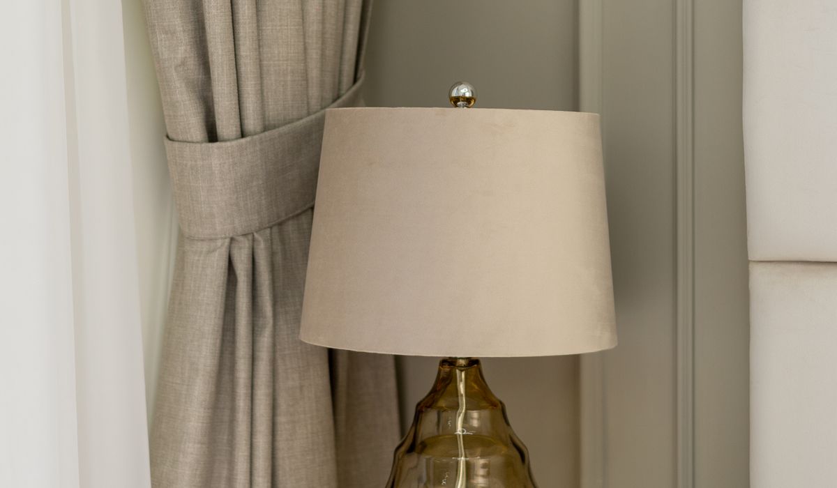 Bedroom reading lights that avoid disturbing your partner